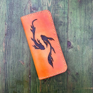 Cartera larga de cuero con estampado de peces hecha a mano: elegante y práctica Cartera larga de cuero con estampado de peces inspirado en el océano: moderna y única