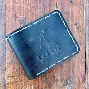 Portefeuille en cuir tête de mort Tête de mort cerise avec portefeuille en cuir véritable Porte-cartes intemporels gravés sur mesure Porte-cartes de visite Portefeuille minimaliste