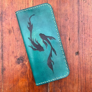 Embrague de cuero de pescado azul - cartera azul océano elegante y práctica hecha a mano - cartera de cuero largo de patrón de pescado inspirado - moderno y único