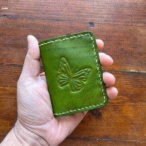 Portefeuille fin papillon vert en cuir véritable Portefeuille fin personnalisé porte-cartes Cadeau pour elle Cadeau pour lui Porte-cartes de visite Cadeau Saint-Valentin
