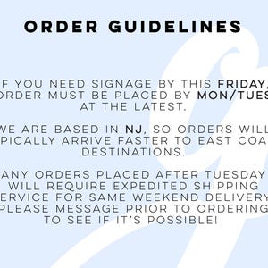 以下が含まれることがあります： 薄い青色の背景に「ORDER GUIDELINES」と書かれたテキスト。テキストには、締め切りや発送情報など、看板の注文に関する指示が記載されています。背景には白の様式化されたデザインがあります。