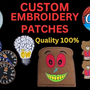Op de afbeelding: Een assortiment van op maat gemaakte geborduurde patches met verschillende ontwerpen, waaronder een gloeilamp met een brein, een cartoon toast, een beer met een rood vest en een stervormig badge met de tekst "City of Grayson, GA Marshal". De tekst "Custom Embroidery Patches" en "Quality 100%" is ook zichtbaar.