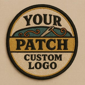 Op de afbeelding: Ronde geborduurde patch met de tekst "YOUR PATCH CUSTOM LOGO". Het ontwerp bevat een naald- en draadmotief in teal en oranje. De patch heeft een crèmekleurige achtergrond, een gouden rand en een zwarte buitenrand.
