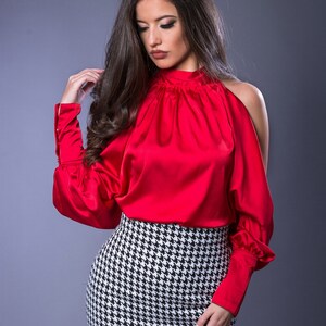 Elegant satijnen shirt / sexy gedrapeerde manchetten / uitgesneden schouders / aangepaste grotere maten