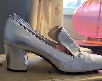 60s–70s Silver Leather Mod Pumps by Millerkins – Italian Loafer Heels with Chain Detail