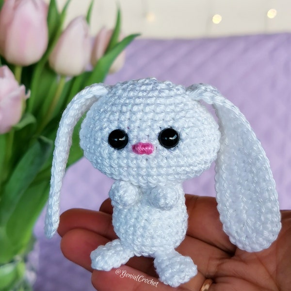 Patrón de crochet sin costura Floppy Bunny Keychain Amigurumi - Patrón escrito detallado y tutorial fotográfico en inglés y alemán para descargar