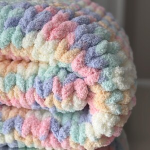 Rainbow Baby Chunky Knit Chenille Blanket, Handmade Nursery Throw, Rainbow Baby Shower Gift, Free Shipping, Made to Order afbeelding 4