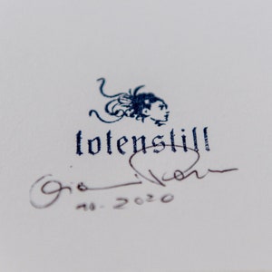 May include: A black and white illustration of a person with a signature that reads "tolenstill" and "gia 2020" below it.