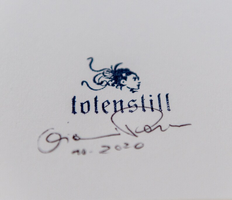 May include: A black and white illustration of a person with a signature that reads "tolenstill" and "gia 2020" below it.