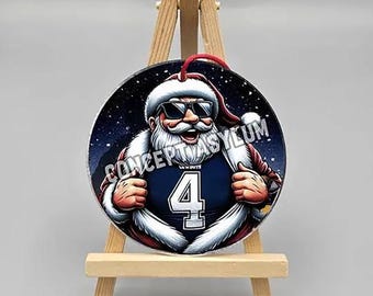 Puede incluir: Adorno navideño redondo con Papá Noel con gafas de sol y una camiseta de fútbol con el número 4. El adorno tiene una cuerda roja para colgar y el texto "CONCEPTUS ASYLUM".