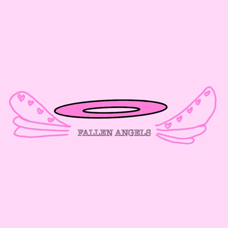 Op de afbeelding: Roze engelvleugels met harten en een roze halo met de tekst "FALLEN ANGELS" in zwart.