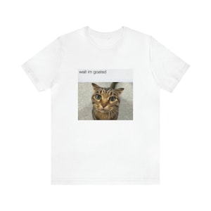 Wait I&#39;m Goated Unisex Cat T-shirt, Relatable Cat Lover Shirt - &quot;Wait I’m Goated&quot; Cat Meme Unisex Tee for Funny and Bold Everyday Looks