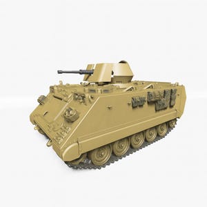 Puede incluir: Un tanque militar de juguete de color beige con una torreta giratoria y un cañón montado. El tanque tiene múltiples compartimentos de almacenamiento y ruedas de oruga detalladas. El fondo es blanco.