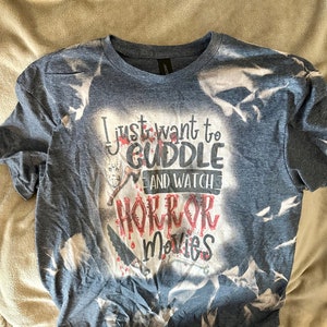 Camiseta de terror de Halloween. Solo quiero abrazarme y ver películas de terror