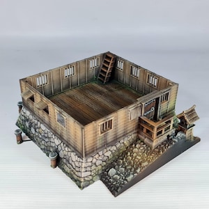 K&ouml;nnte beinhalten: Ein Miniatur-Geb&auml;ude im japanischen Stil aus Holz mit einem Steinfundament. Die Struktur verf&uuml;gt &uuml;ber einen Holzboden, W&auml;nde mit Fenstern und eine kleine Treppe. Ein kleiner Schrein ist ebenfalls vorhanden. Das Modell ist in Braun- und Graut&ouml;nen bemalt.