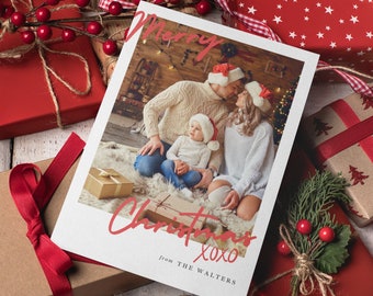 Peut inclure: Une carte de Noël avec une photo d'une famille de trois personnes. La carte est ornée de l'inscription "Merry Christmas xoxo from THE WALTERS".