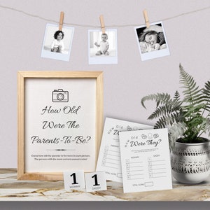 Könnte beinhalten: Ein druckbares Spiel für eine Babyparty oder eine Geschlechterenthüllung. Das Spiel fordert die Gäste auf, zu erraten, wie alt die werdenden Eltern auf jedem Foto waren. Das Spiel beinhaltet eine Titelkarte, Punktetafeln und Nummernkarten.