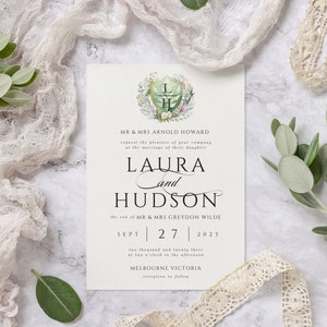 Invitación de boda moderna, diseño minimalista, escritura en espiral, cresta verde, diseño elegante y elegante, cresta inicial y corona de hojas contemporánea