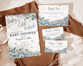 Può includere: Set di inviti per baby shower a tema invernale. L'invito presenta un design floreale blu e bianco con fiocchi di neve e il testo "Baby It's Cold Outside". Le altre carte includono un biglietto di ringraziamento, un biglietto per libri per bambini e un biglietto per una lotteria di pannolini.