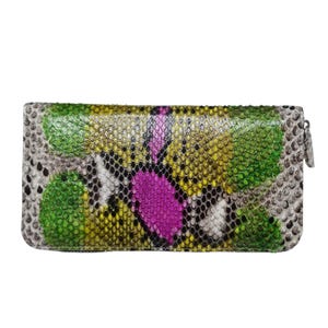 Peut inclure: Un portefeuille rectangulaire avec un motif de peau de serpent coloré. Le design présente des nuances de vert, de jaune, de rose et de gris. Le portefeuille a une fermeture éclair et une surface texturée.