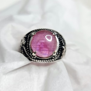 Anillo de hombre con rubí natural de 8,20 quilates, alpaca y metal mixto. Anillo de dragón.