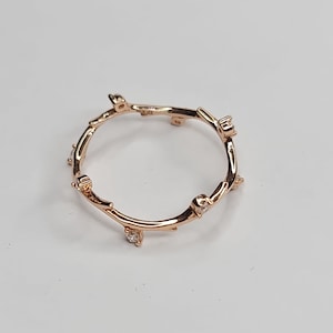 Anillo de oro rosa de 10 quilates con corona de hojas de Brissele y anillo griego