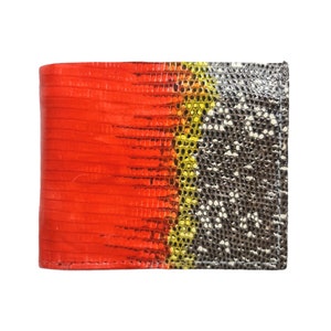 以下が含まれることがあります： 印象的な配色が施された二つ折り財布。左側は鮮やかな赤色で、右側は黄色と黒色に変化しています。財布は爬虫類のような質感の模様で、独特の視覚的魅力を添えています。財布は長方形です。
