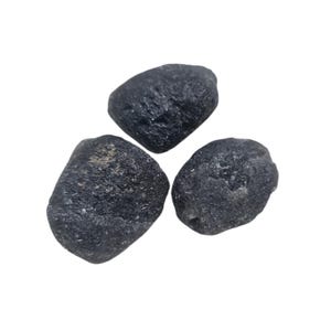 Può includere: Un set di tre tazze in ceramica con finitura opaca e macchiettata. Le tazze sono nei toni del crema, grigio chiaro e grigio scuro. Ogni tazza ha un design semplice e minimalista, perfetto per caffè o tè.