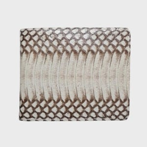 Puede incluir: Una cartera plegable con un patrón de piel de serpiente. La cartera presenta una combinación de colores crema y marrón, con un patrón de escamas repetido en el exterior. El diseño incluye un patrón central vertical y un borde cosido.