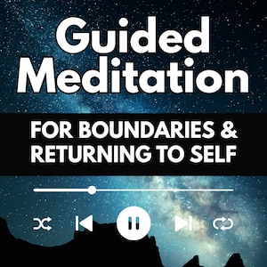 Puede incluir: Gráfico digital con las palabras "Guided Meditation" en blanco, sobre el texto "FOR BOUNDARIES & RETURNING TO SELF". Una barra de reproducción con controles en la parte inferior, sobre un cielo estrellado y una silueta de montaña.