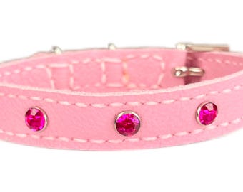 Puede incluir: Collar rosa de cuero para mascotas con tres joyas de color magenta. El collar tiene costuras blancas y una hebilla plateada. Un accesorio elegante para mascotas pequeñas.