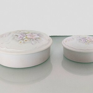 Limoges Vintage trinket box. Hand Painted Limoges Ceramic. Genuine &quot;Le Roy&quot; Porcelain