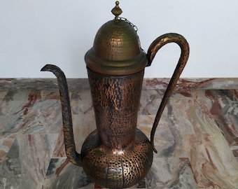 Vintage Hammered Copper Amphora with Lid: Italian Craftsmanship