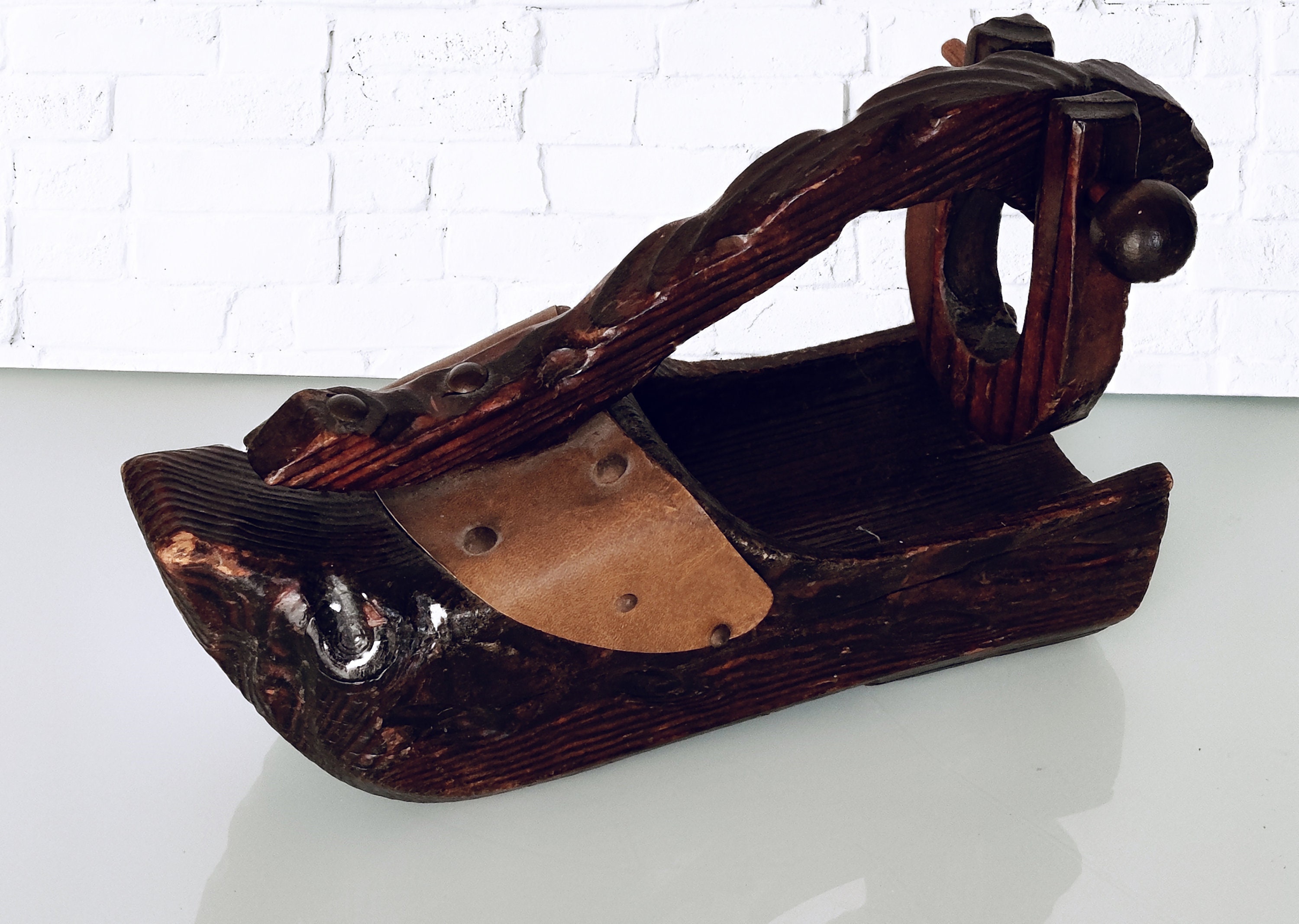 Porte-Bouteille Vintage – Forme Sabot – Bois Et Cuir – Déco De Cave