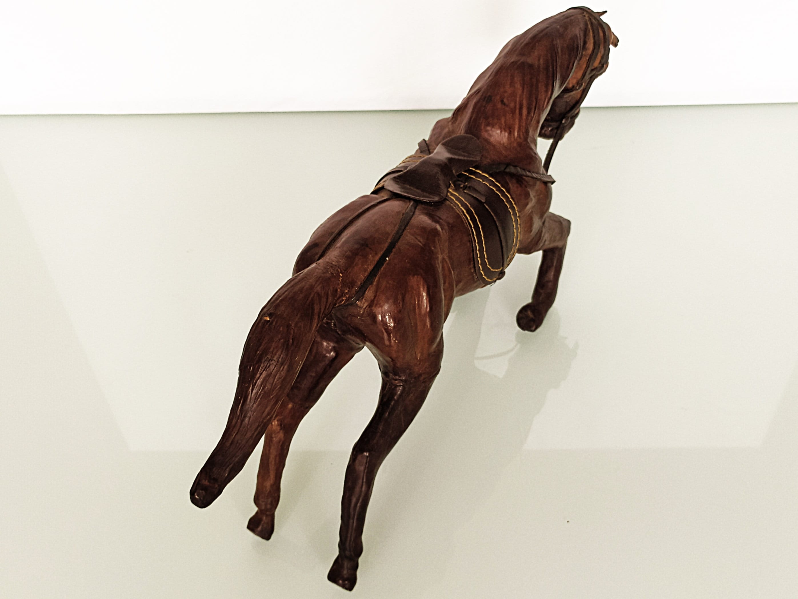 革製の馬の像。ヴィンテージの革製の馬のひざまずく馬 - Etsy 日本