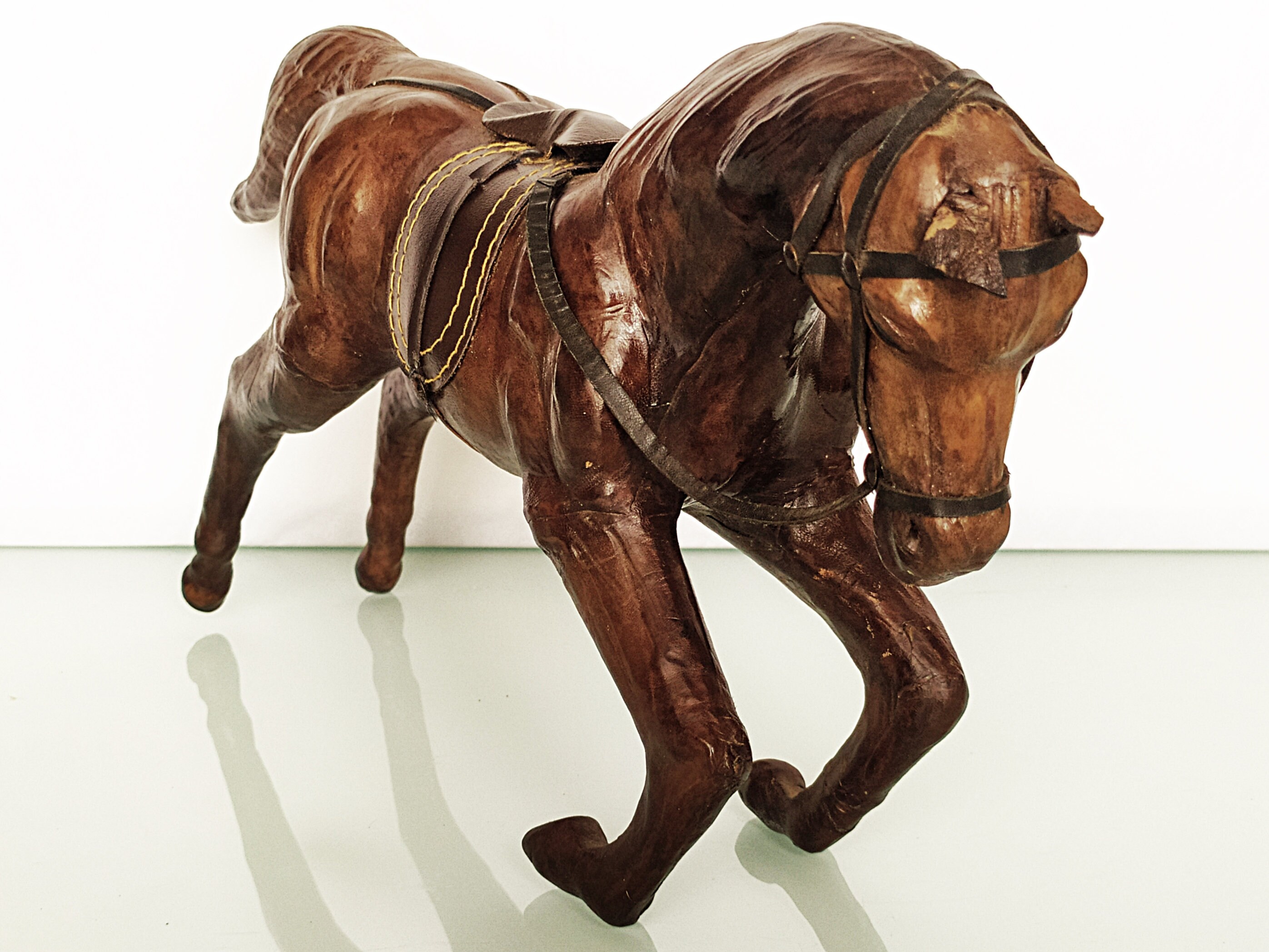 革製の馬の像。ヴィンテージの革製の馬のひざまずく馬 - Etsy 日本