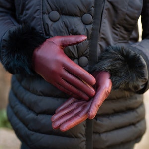 Velence - Classy Wine Women&#39;s Leather Gloves with Fur Detail