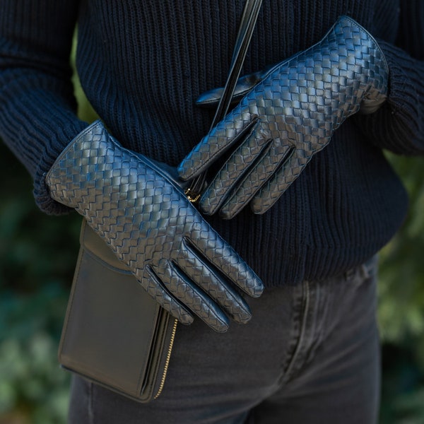 Intrecciato - Women's Woven Leather Gloves in Navy Blue