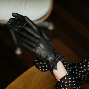 Avellino - Women&#39;s Leather Gloves in Black Nappa Leather
