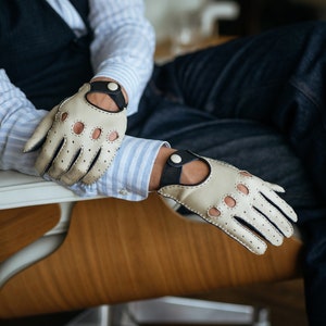 Roma - Guantes de conducir de piel de ciervo para hombre en color crema y azul