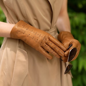 Ravello - Women&#39;s Leather Gloves in Camel Nappa Leather
