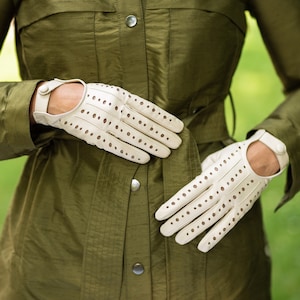 Rimini - Women&#39;s Leather Driving Gloves in Cream