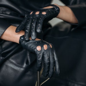 Messina - Women&#39;s Leather Driving Gloves in Navy Blue