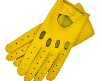 Puede incluir: Un par de guantes de conducir de cuero amarillo con cierre de botón y detalles perforados.