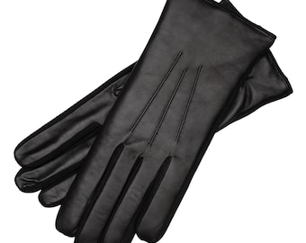 Puede incluir: Un par de guantes de cuero negro con un acabado liso y un diseño sencillo.