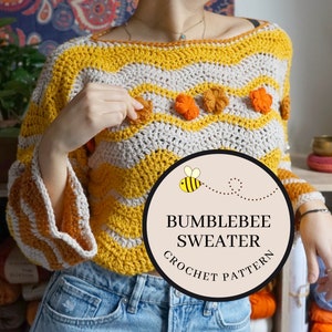 Puede incluir: Un suéter de ganchillo amarillo y crema con mangas acampanadas y adornos florales. El suéter tiene un patrón ondulado y está etiquetado como "Bumblebee Sweater Crochet Pattern" en un gráfico circular.