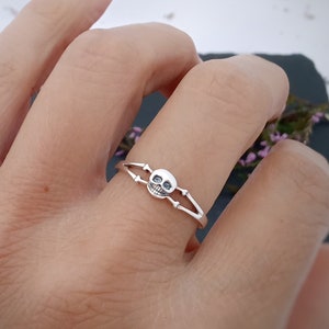 Skull & Crossbone ring in sterling silver, Spooky stacking skull ring for her, Halloween skeleton ring for Punk Goths