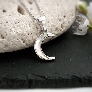 Sierlijke maansikkel-hanger van sterlingzilver en parelmoer, hemelse schelpsieraden