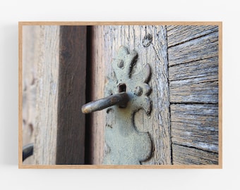 Art mural imprimable, Impression de clé antique et porte en bois altérée, Détail architectural, décor mural Français vintage, Téléchargement instantané