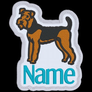 Puede incluir: Parche blanco bordado con una ilustración de un perro Airedale Terrier marrón y negro y la palabra "Nombre" en azul turquesa.